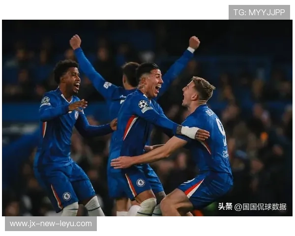 切尔西定位球二次进攻打穿防线,若日尼奥起脚命中 切尔西定位球二次进攻打穿防线,若日尼奥起脚命中